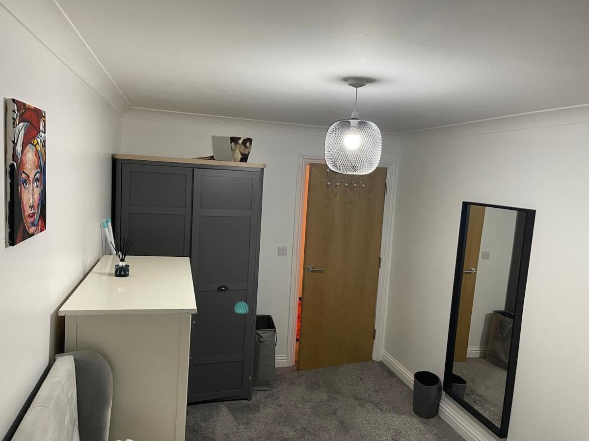 Lovely 2 Bedroom Flat With Free Parking And Wifi Londen